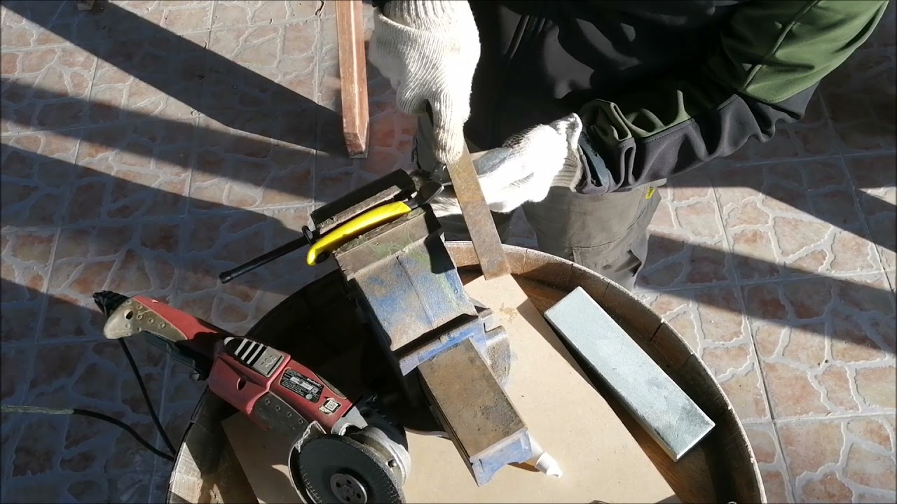 Vamos a trabajar sobre el filo de una tijera nueva para la poda de un viñedo.