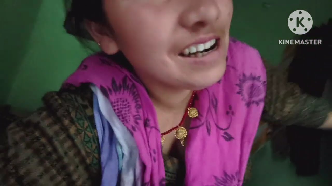 गुजिया आज vi बनाया or holi walo ki msti vi देखी 