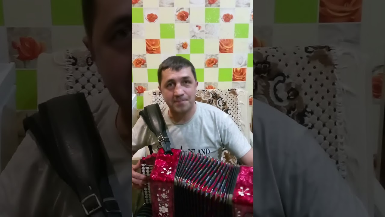 Листья жёлтые над городом кружатся