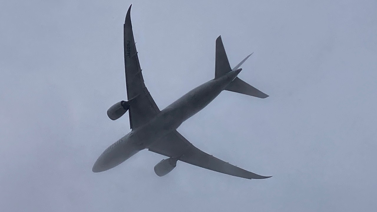 6 Minutes of LOUD and RAINY Plane Spotting