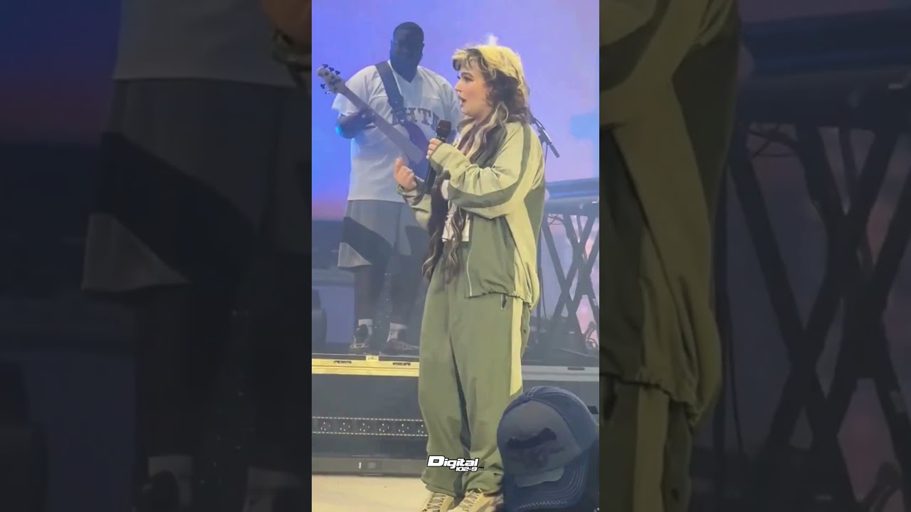 Lola Young colapsa en el escenario durante su show en NYC