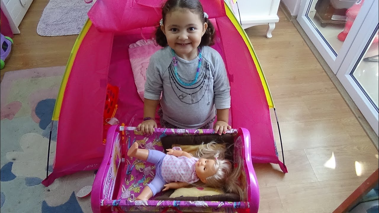 Öykü Çadır Evinde Yeni Beşiğiyle Oynuyor