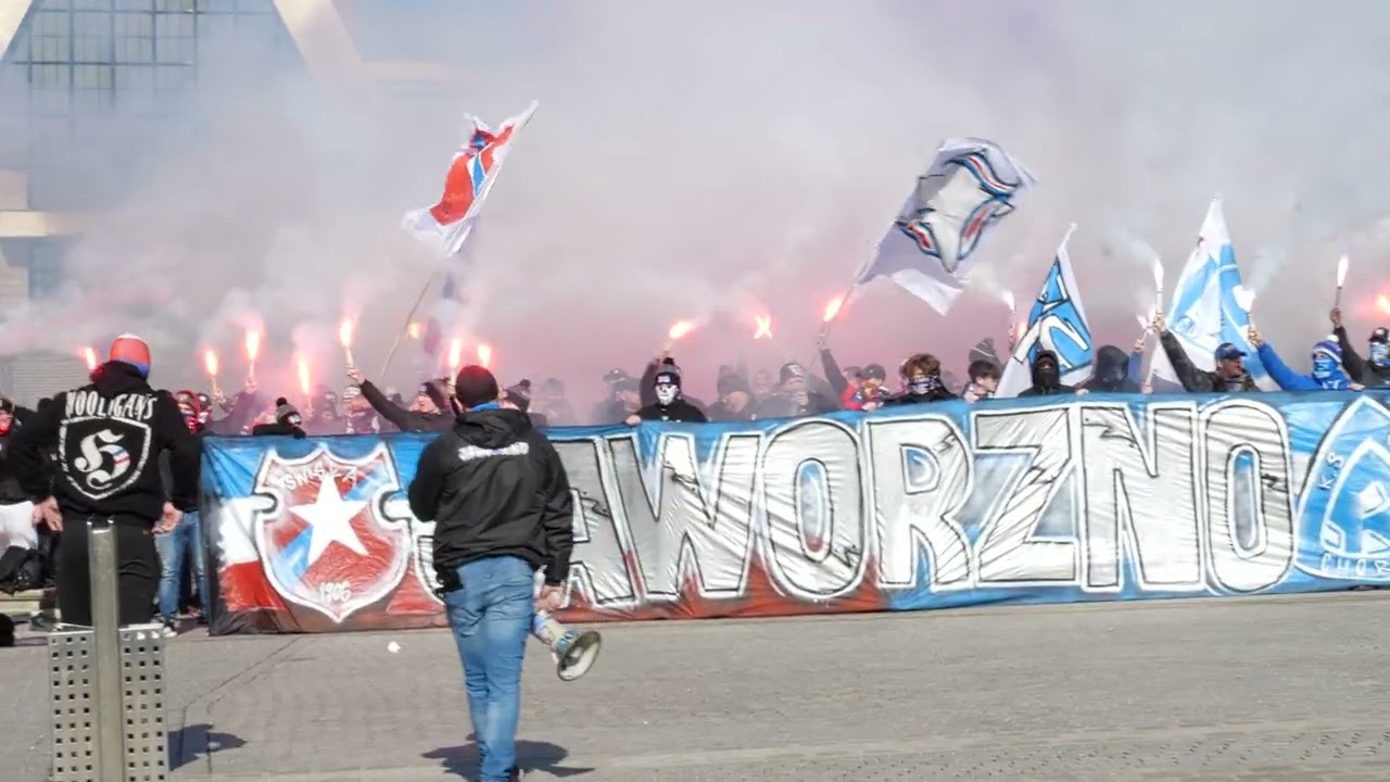 Kibice Ruchu Chorz&oacute;w i Wisły Krak&oacute;w przeszli ulicami miasta