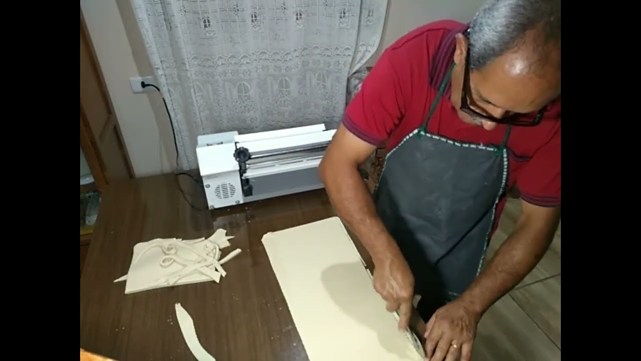 Quebrando, cilindrando e enrolando no plástico filme.