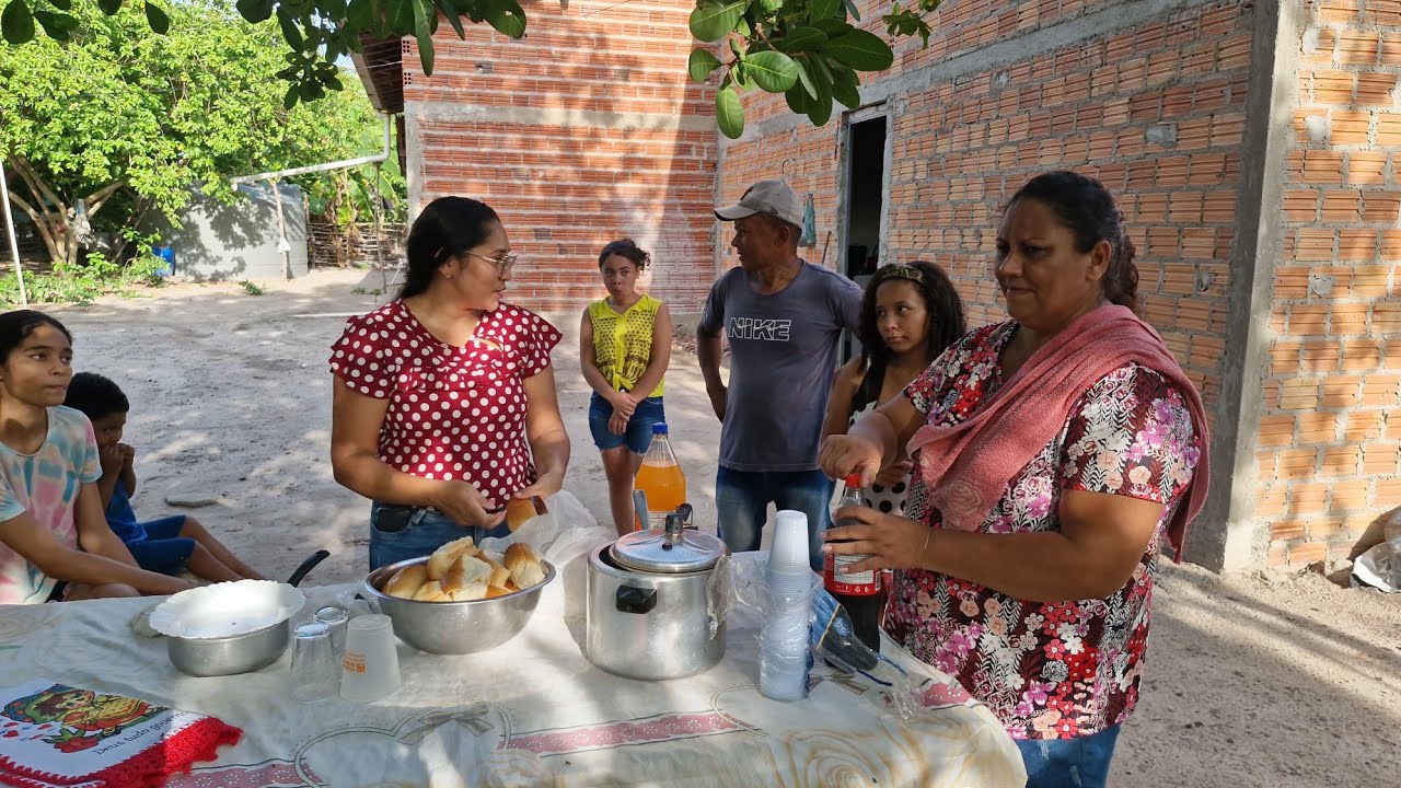 UMA TARDE DE LANCHE NO QUINTAL DA FAMÍLIA MORORO 