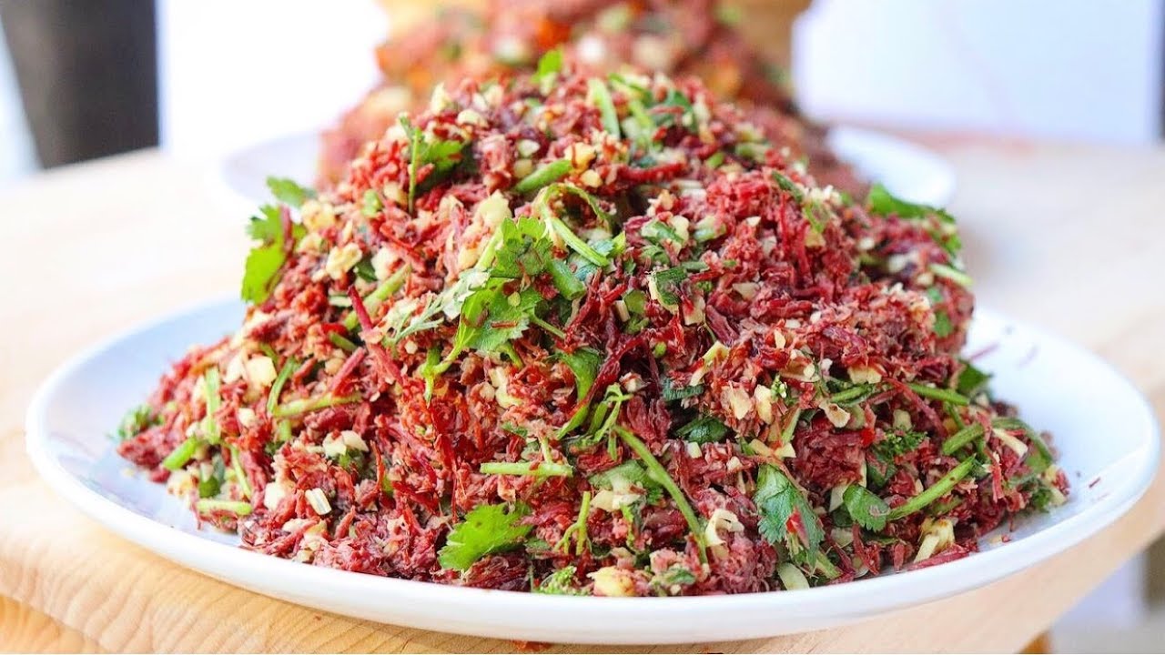 Shredded Smoked beef w/ tomatoes and herbs: Nqaj nyuj qhaa zum