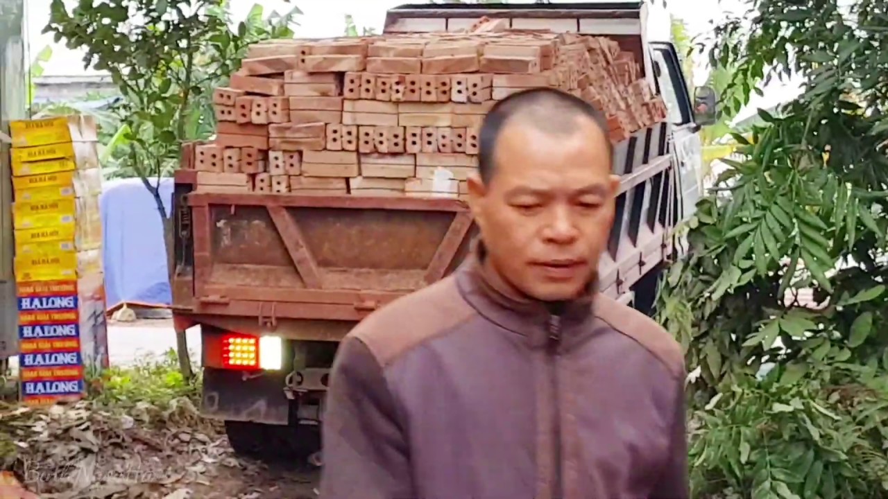 Ô tô tải dâng ben đổ gạch