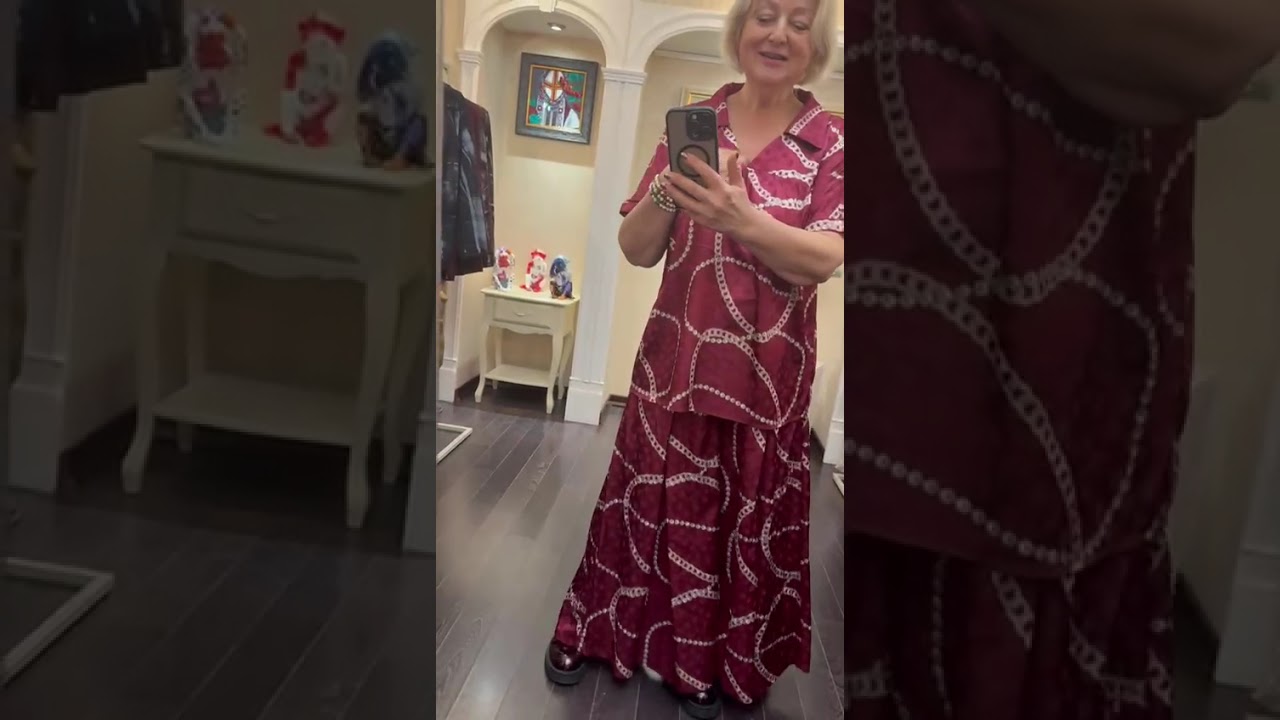 Стильний костюм у модному кольорі марсала з акцентним принтом 