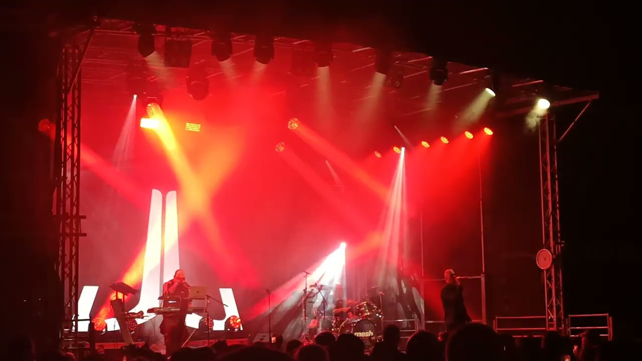 De/Vision - You're hands on my skin (live Eastside festival 2024)