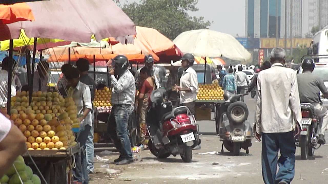 Mango vendors on  the Puna to Kumbhariya Road, New Sardar Market, Surat, Gujarat, India; 23rd May 2012