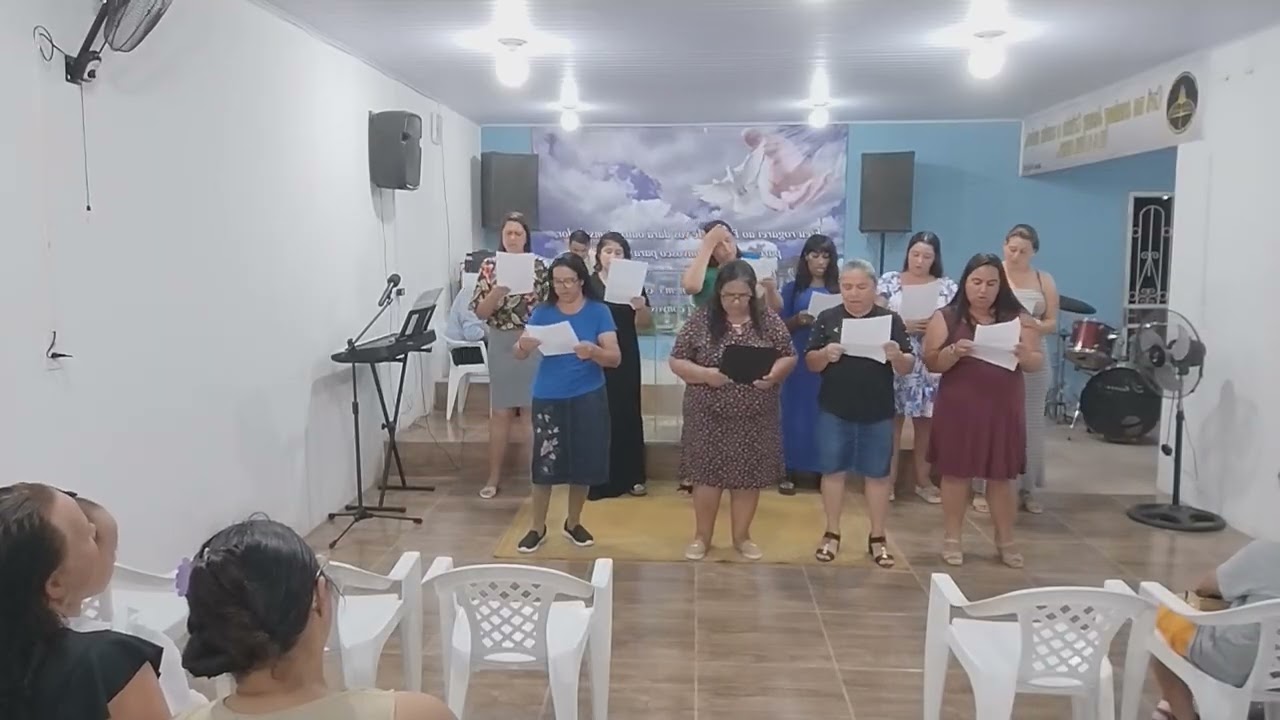 Coral trazendo a arca louvando a Deus