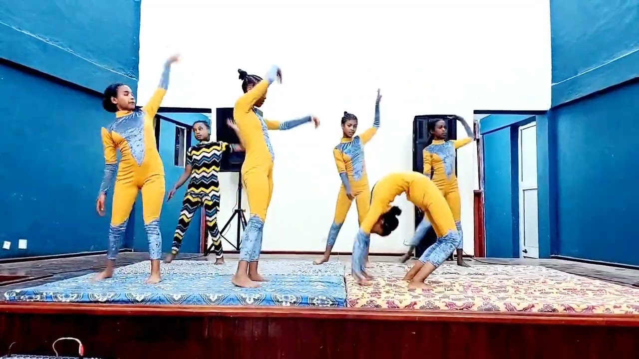 ሰርከስ ደሴ-ኢትዮጵያ ኮንቶርሽን Circus Dessie- Ethiopia Contortionist