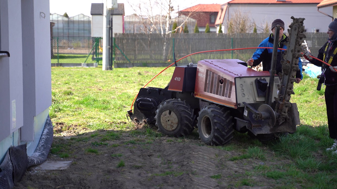 Plowing optical fiber in a 16/12 microduct using a Ditch Witch 410sx vibratory plow