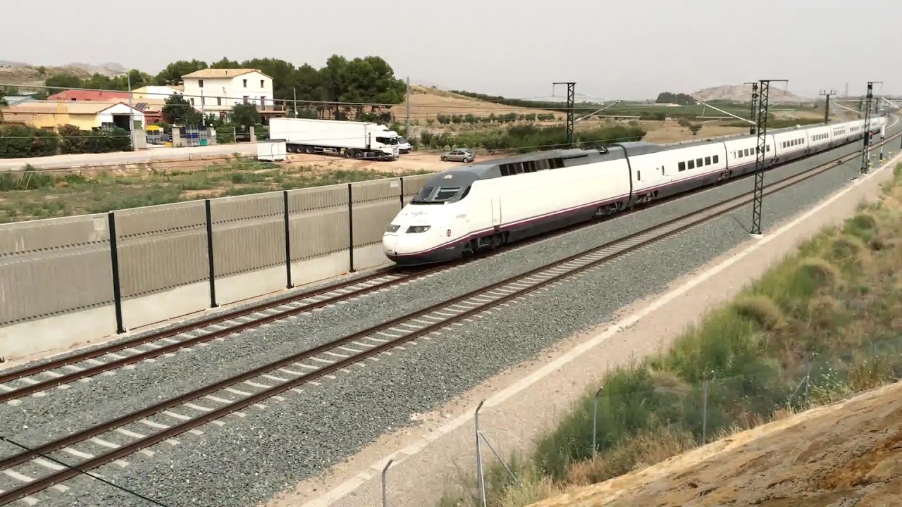 Tren AVE S-100 (05092)sin parada por la estación de Villena.