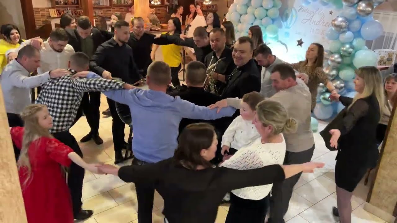 Cupca. Toti cumatrii la un dans frumos!!! Botezul lui Andrei. Bucovina.