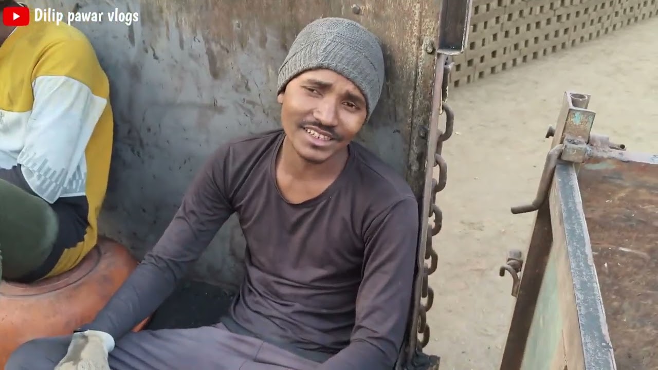 Ham gaye the gas Koyla Khali karne pura Kala ho gaya hai ghar per