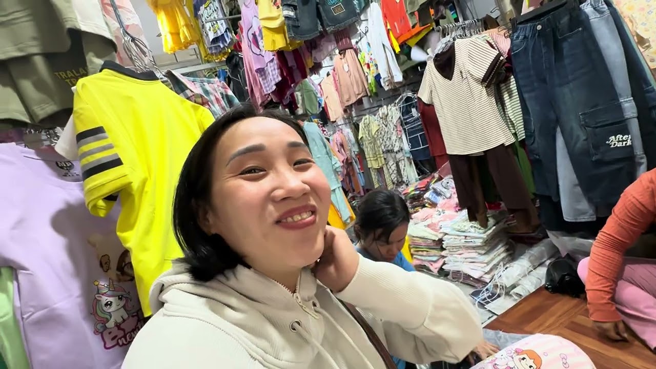 #846 Năm nay hai chị em dư giả chi ra mua ít quần áo cho tụi nhỏ rồi ghé thành phố ăn hoành thánh 