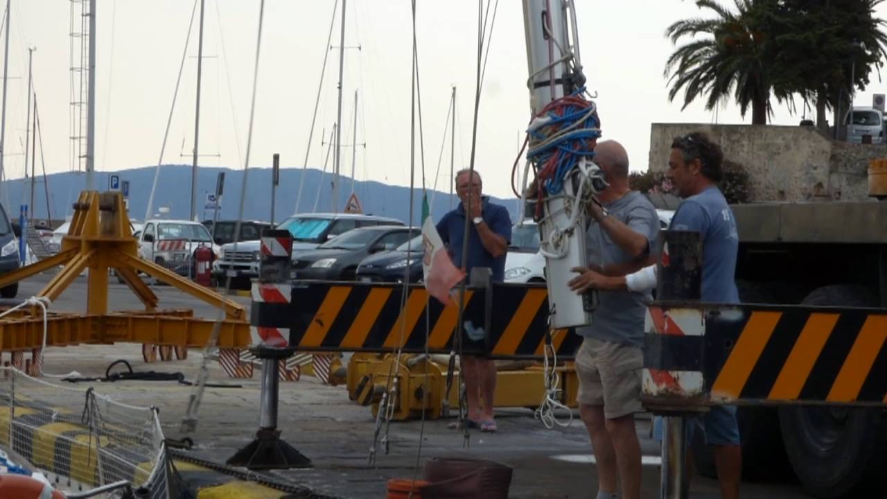 Talamone,  issare l'albero - Mast stepping on a sailboat (manortiz)