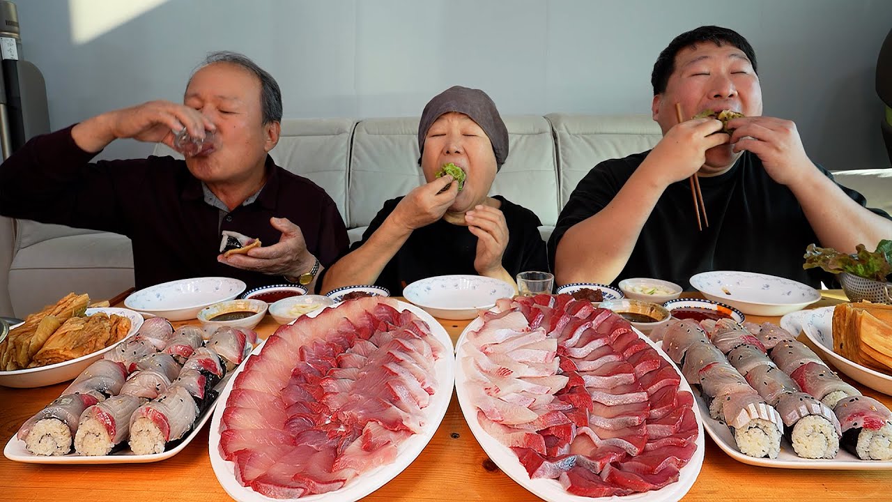 70만원짜리 역대급 대방어를 양식장에서 바로 잡아왔습니다! 먹을수록 더 맛있는 싱싱한 특대방어 회와 방어소금김밥까지~! 요리&먹방!! - Mukbang eating show