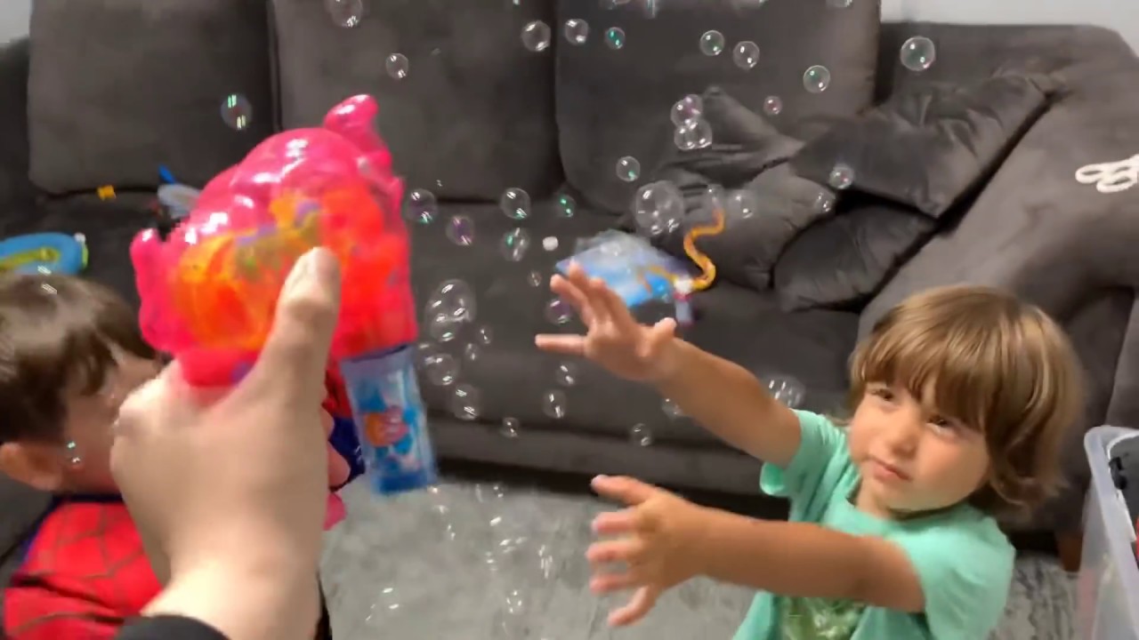 Yusuf oyuncaklarını Fatih Selim’e gösterdi😍 Balon tabancasıyla balonları patlatmaca oynadılar😂