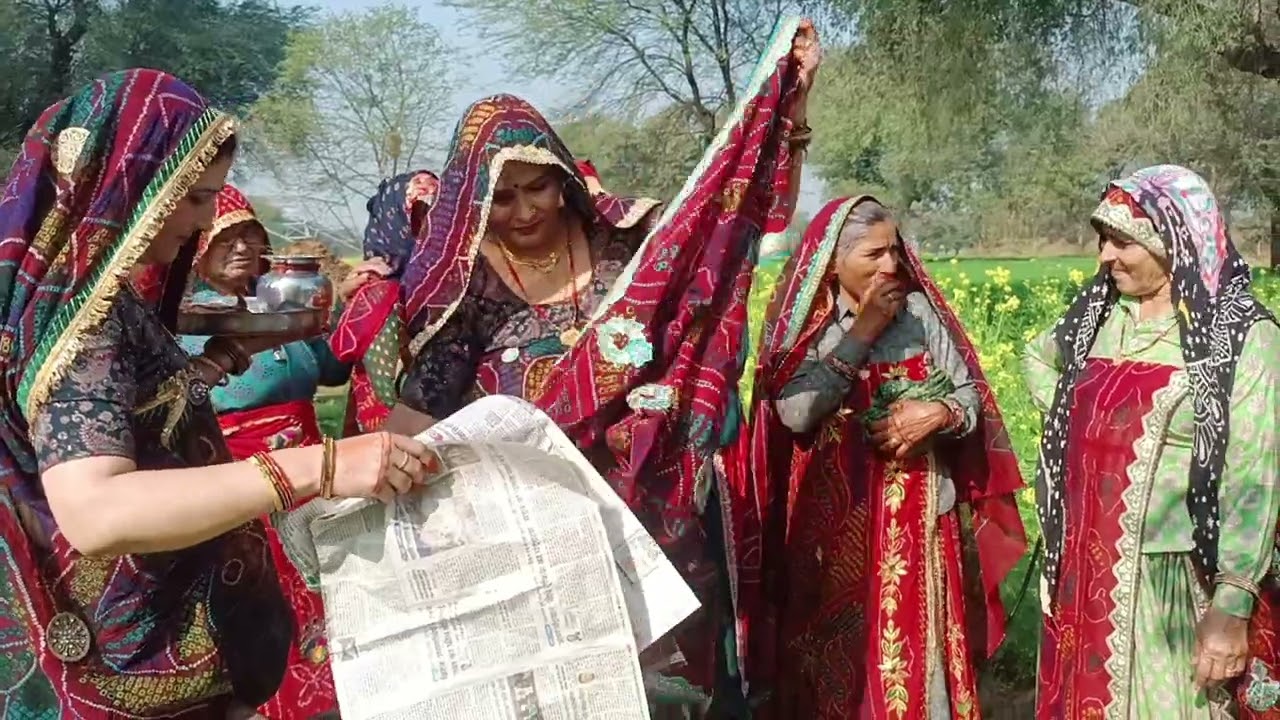 सासू मां को संक्रांत पहनाती हुई बहुएं 🫣💓