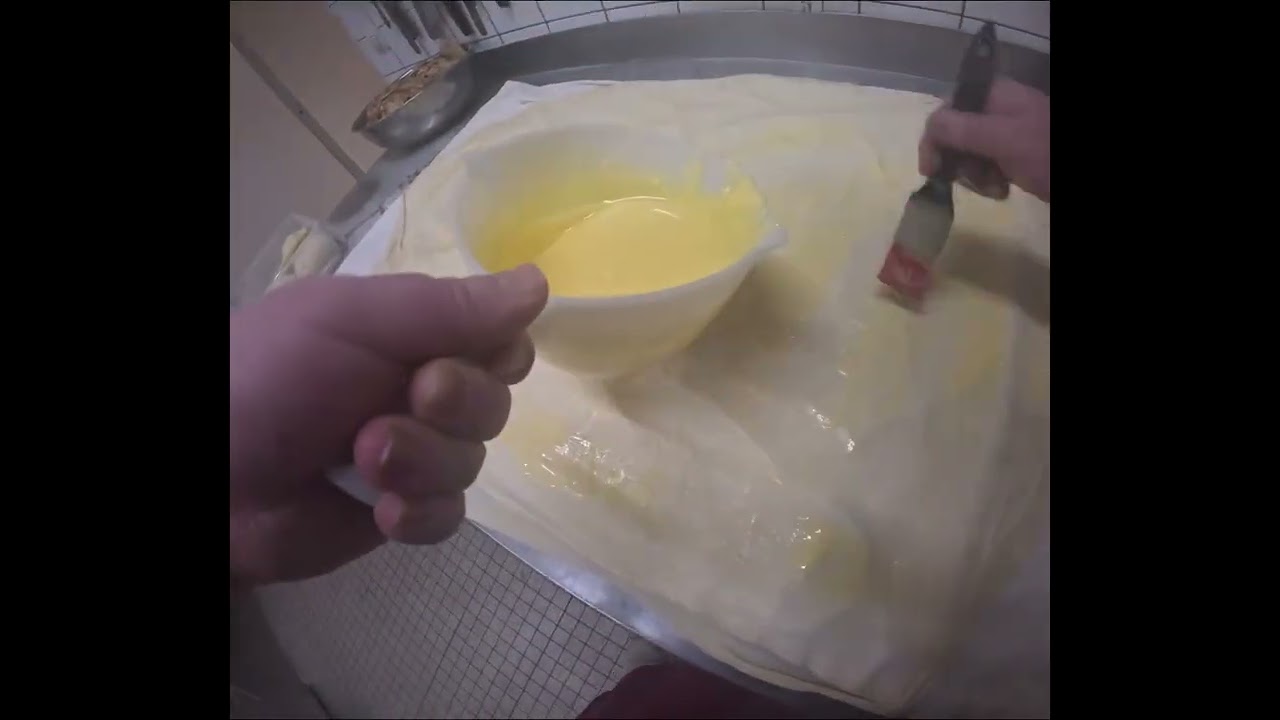 Die Herstellung von Apfelstrudel in Handarbeit in der Konditorei  ohne Kommentar