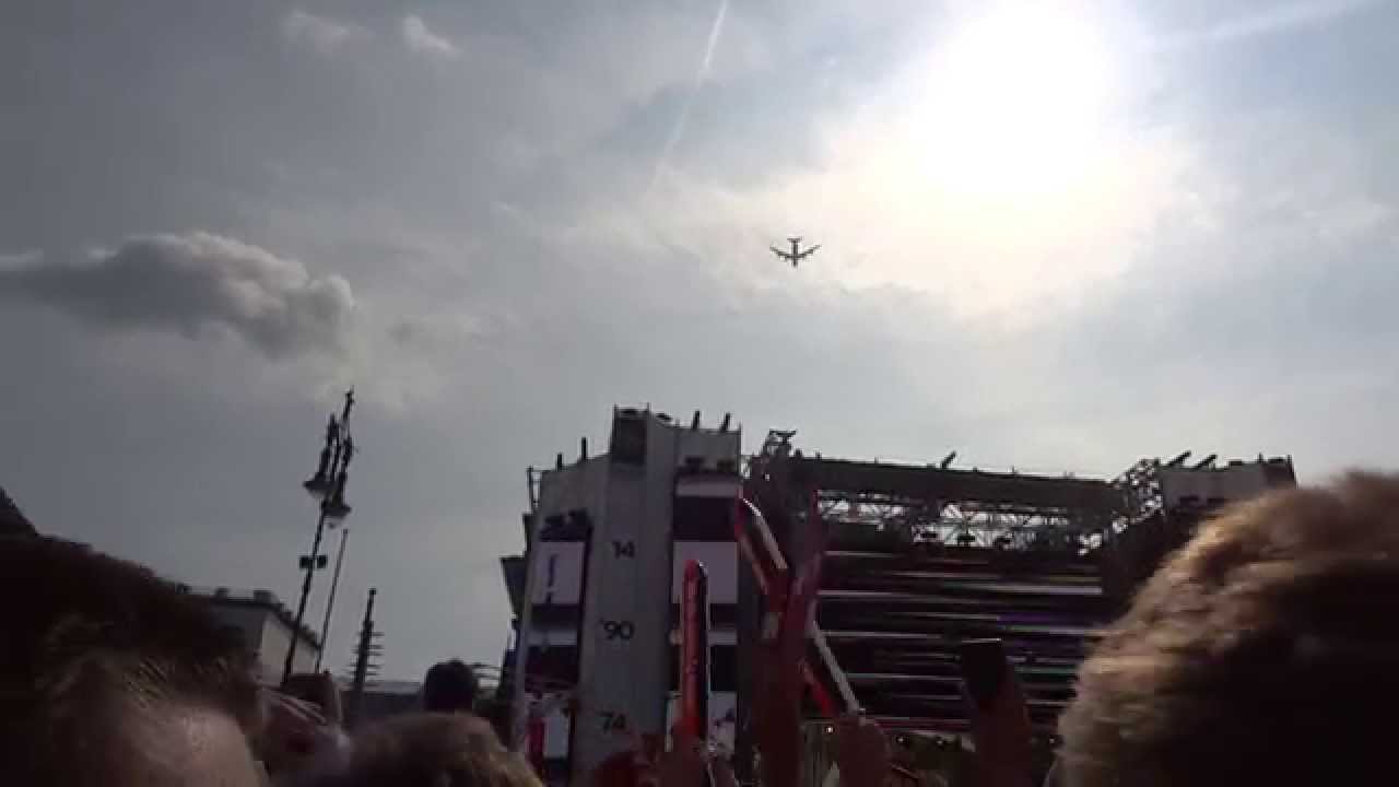 WM 2014 Siegerflieger Fanhansa der Deutschen Nationalmannschaft fliegt über Berliner Fanmeile