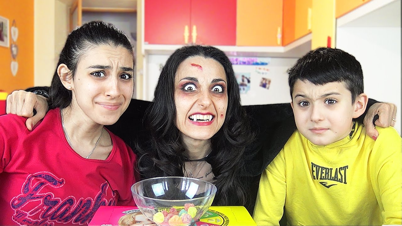 MAMMA E' DIVENTATA UNA VAMPIRA!! - RISKIA il GUSTO CHALLENGE - Anti Lockdown Edition