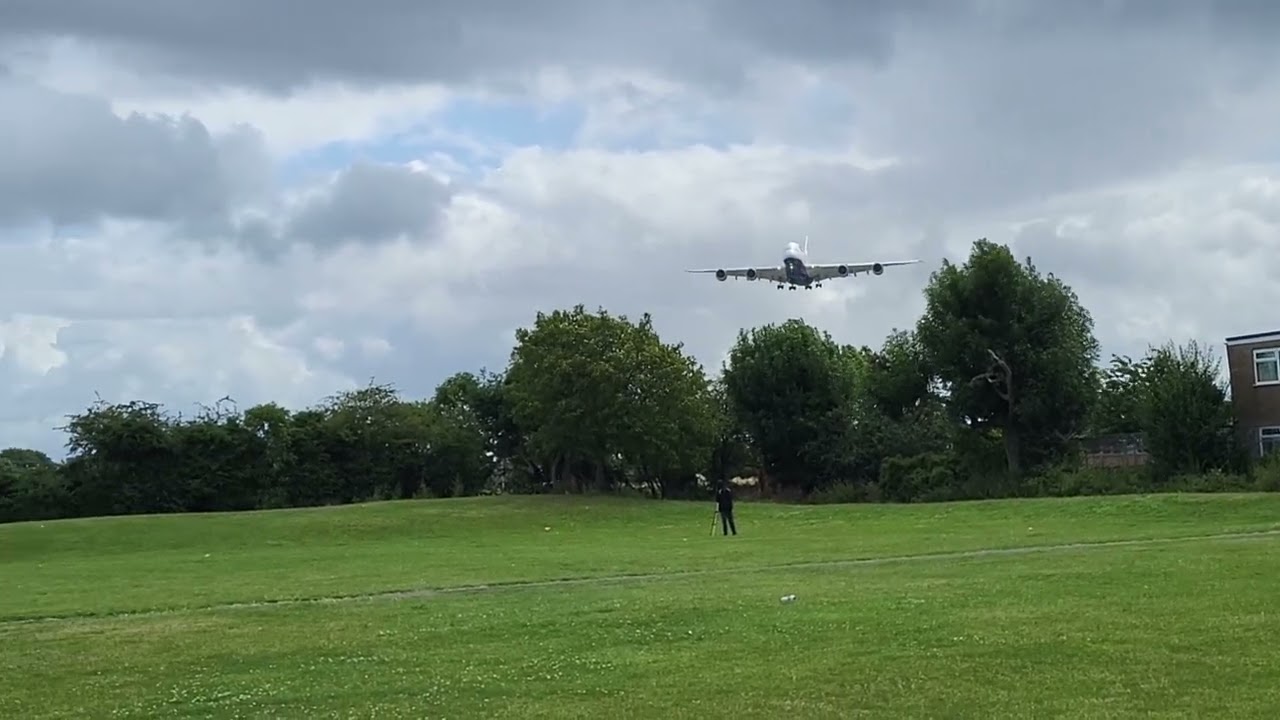 a windy landing at myrtle avenue Heathrow Airport 15 07 2023
