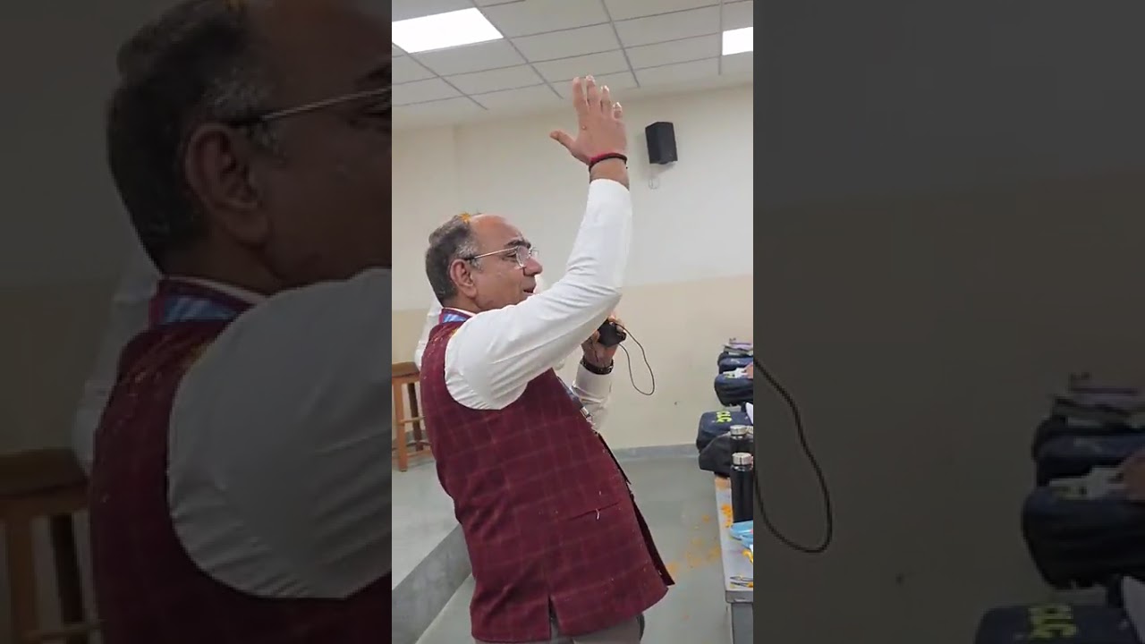 CLC SIKAR-बच्चों के घर से आये लड्डू खाये आप भी खाओगे नये साल कि ख़ुशी में #sikarboss #neet 