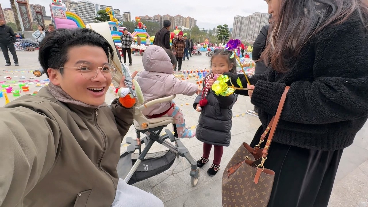 婚前先旅：大年初一带娃套圈，一家人玩Hi了，老板：来进货呢？
