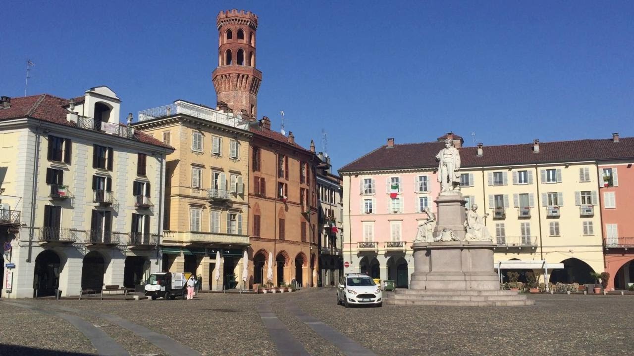 Coronavirus, l'altoparlante della polizia locale in una Vercelli da coprifuoco: 