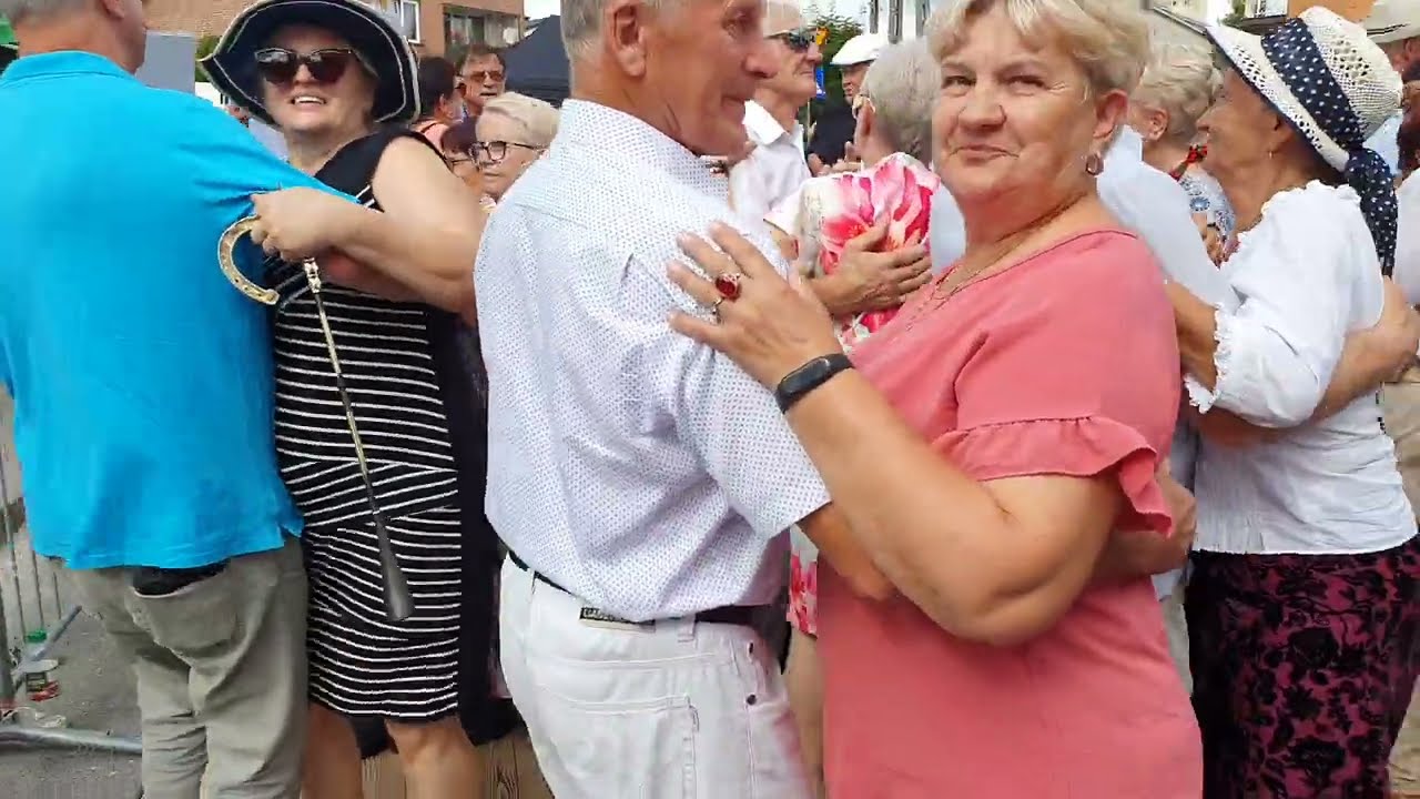 Ludowo i wesoło:Gość specjalny,kapela Jędrzej daje czadu na scenie w Skaryszewie.