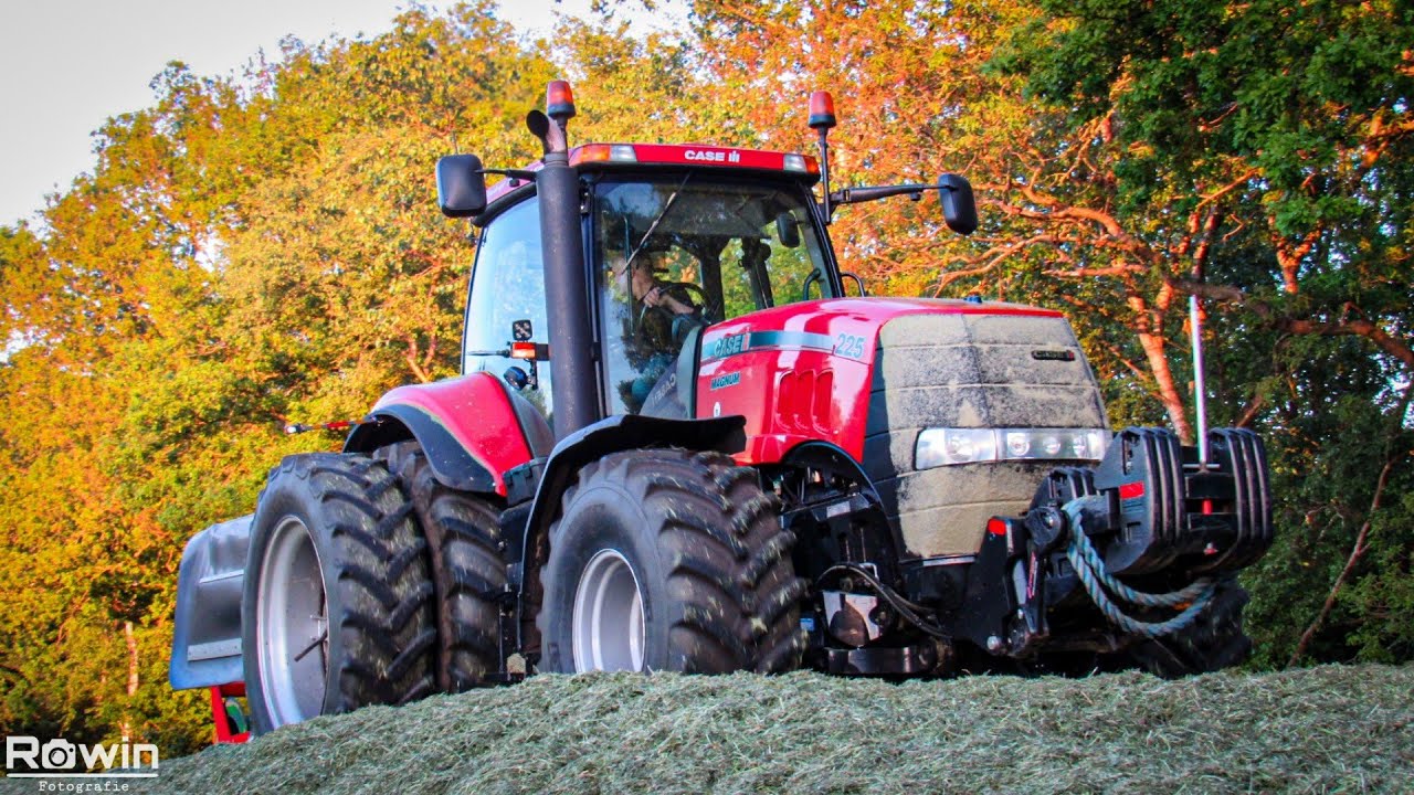 Grass silage - Grashakselen & Inkuilen - Case Magnum & New Holland T7 - Grasseizoen 2021 - Sunset