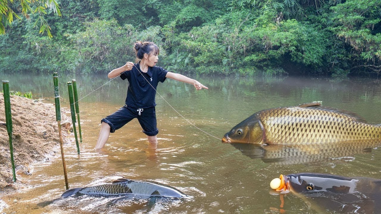 Fishing with Ancient Techniques: Little Girl Catches Fish Using Homemade Traps