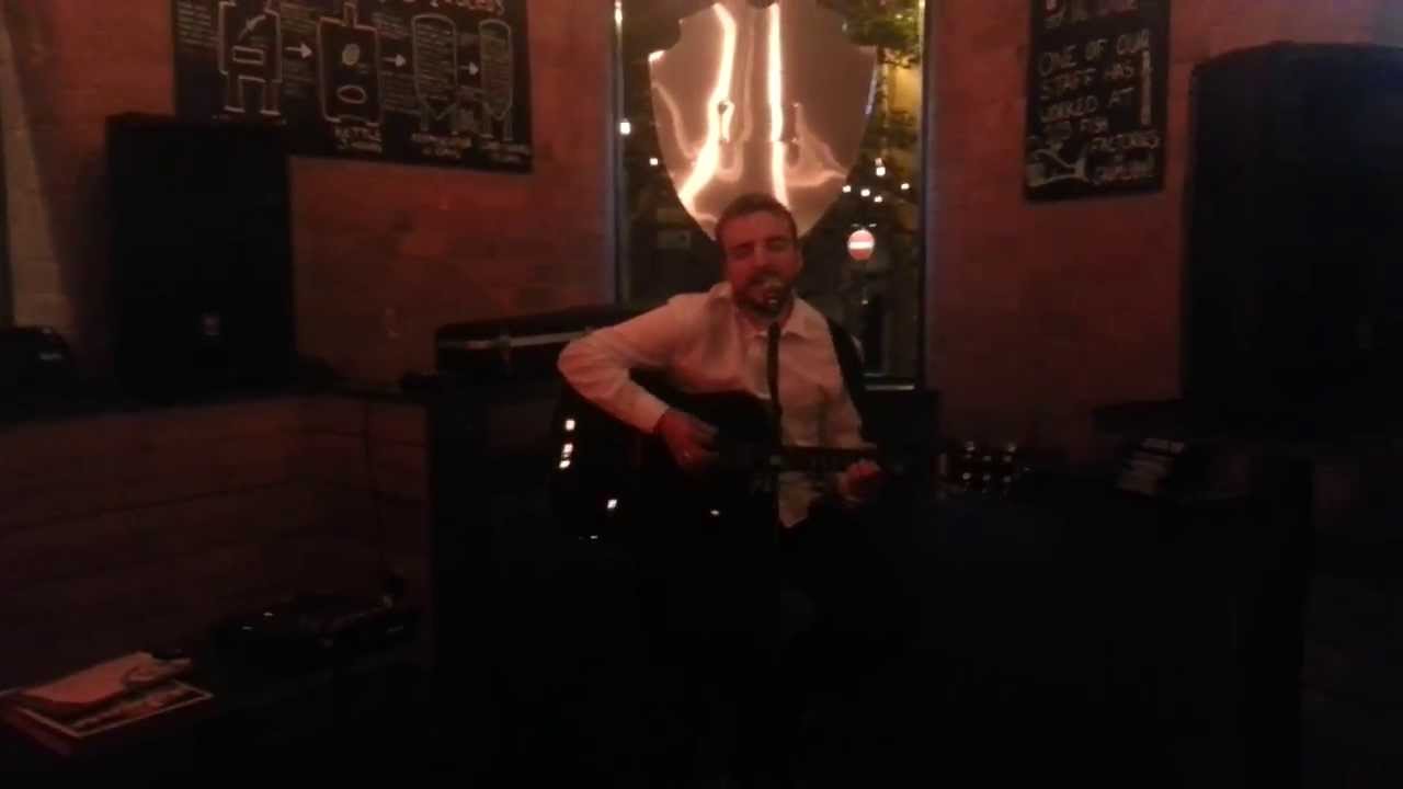 @moobit Open Mic - Wonderwall and Supersonic (Oasis Covers)