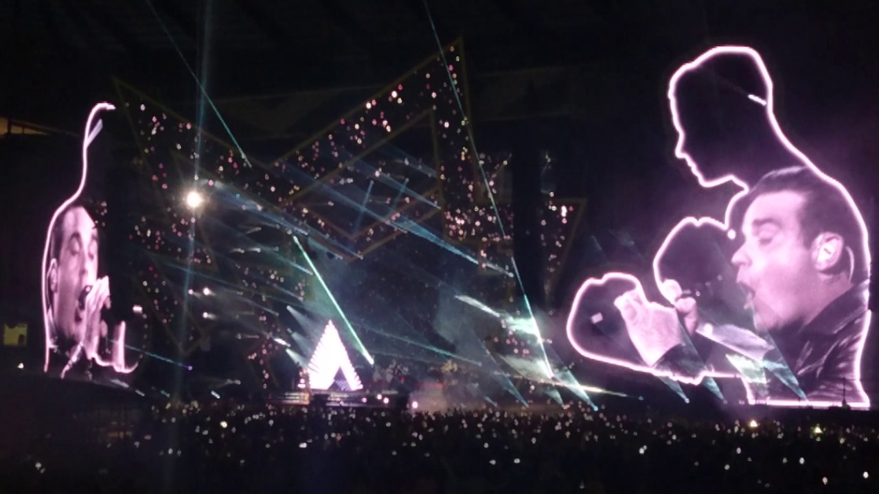 ROBBIE WILLIAMS ANGELS ETIHAD STADIUM MANCHESTER 2017