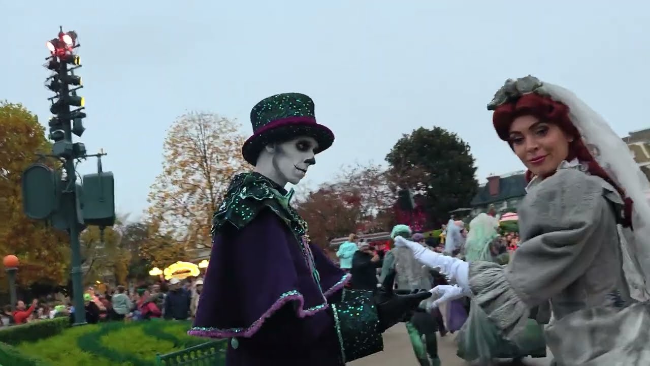 [4K] Disneyland Paris: Mickey's Halloween Celebration - October 31st 2024 (2nd Parade Show Stop)