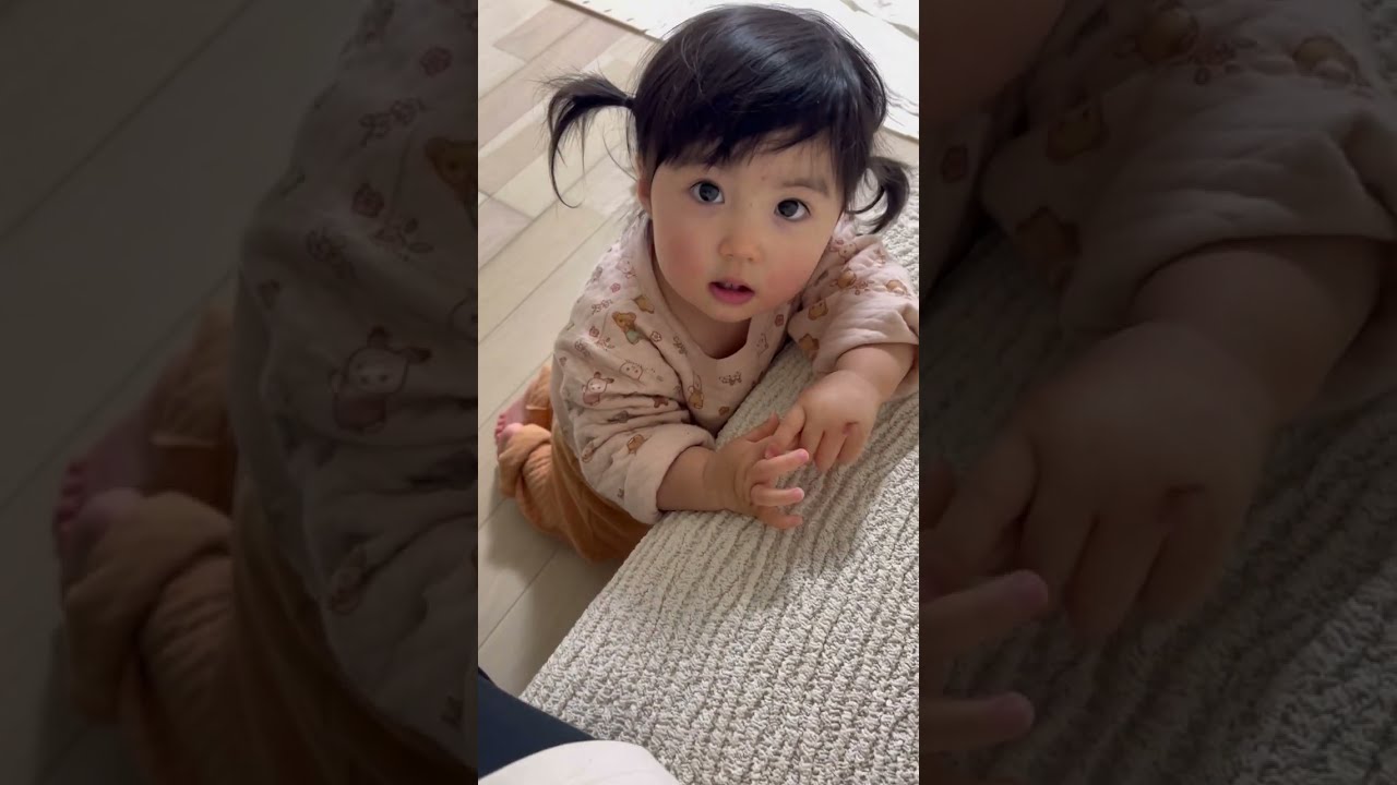 おむつ替えるよの一言で赤ちゃんの体勢で待機する1歳7ヶ月/She will happily lie down for a diaper change.