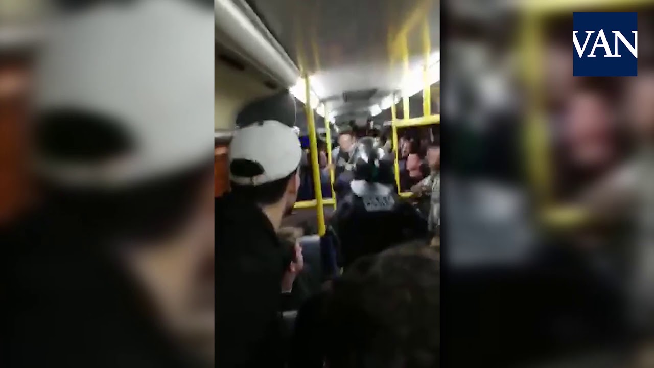 Los Mossos d'Esquadra entran en un bus para detener a un joven
