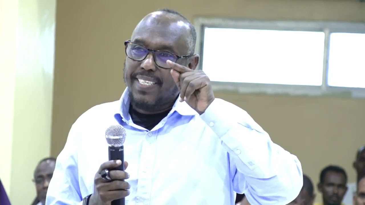 Guddoomiyaha Maxkamadda gobolka Banaadir ayaa su'aalo weydiiyay eedeysane Cabdullaahi Cosoble.