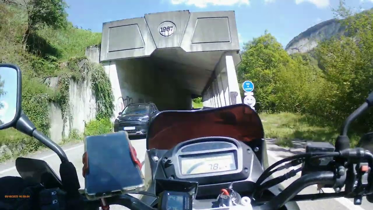 La Suzuki 650 freewind au col de l Aubisque