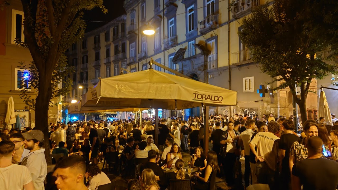 Napoli, Piazza Bellini, Night Life in Italy's hottest Spot 🎉 La Movida #napoli #bellini #piazza