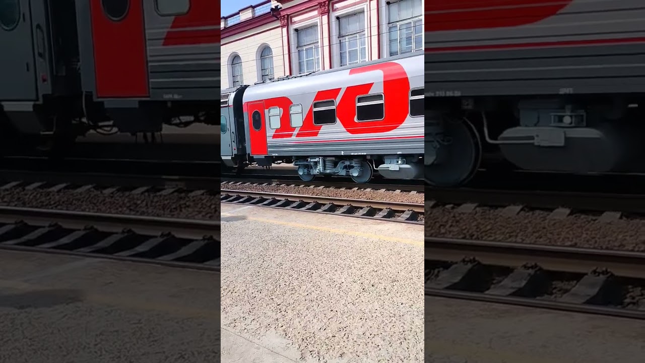 Пассажирские вагоны в составе грузового поезда следуют по станции Новочеркасск #скжд #train #вл80