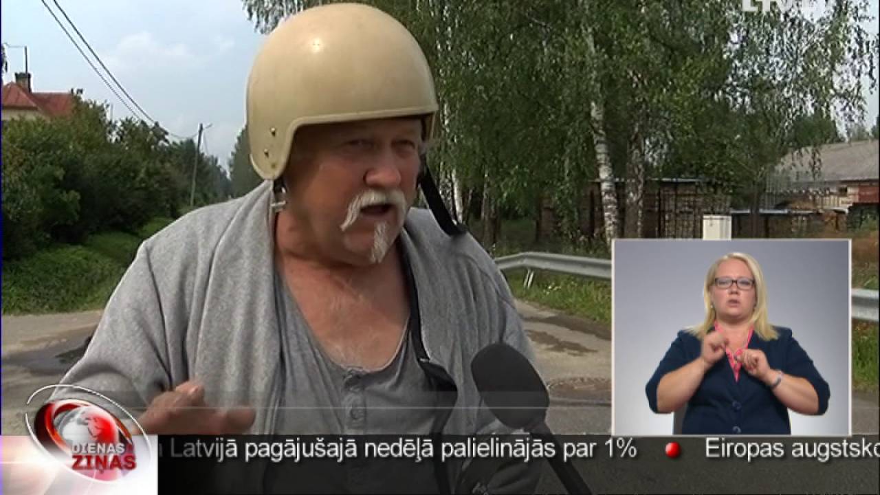 Valkā lietavās applūst mājas un iegrūst ceļš