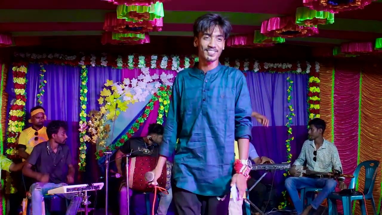মনির এর গানের বিনোদন এবার হাজারো দর্শক এর মাঝে সাজানো মঞ্চে।