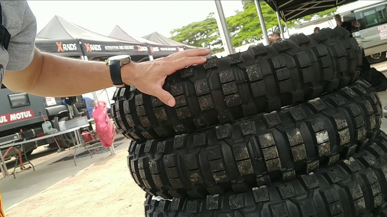 Las motos, las llantas y el camión de un equipo en RALLY DAKAR