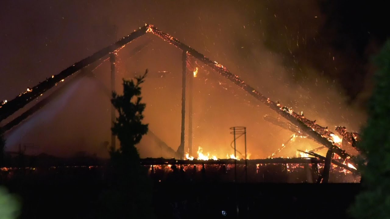 Einfamilienhaus komplett niedergebrannt - Gro&szlig;einsatz in Halstenbek