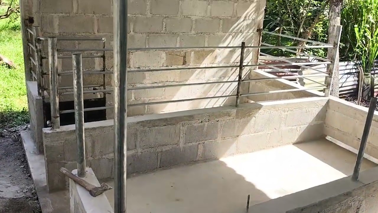 Terminando el primer corral para los cerdos 