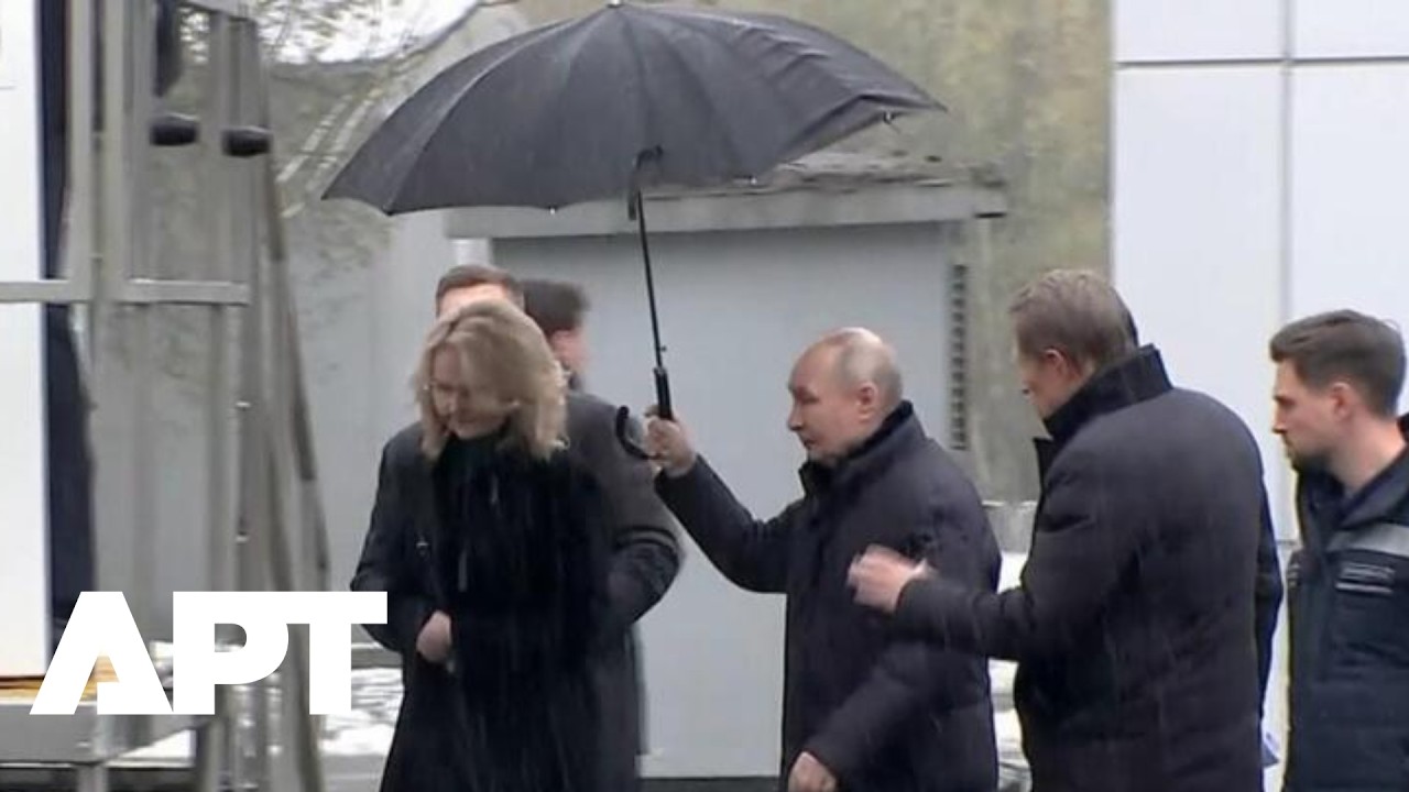Вирусный момент с Путиным: президент России делится зонтиком с Татьяной Голиковой во время визита...